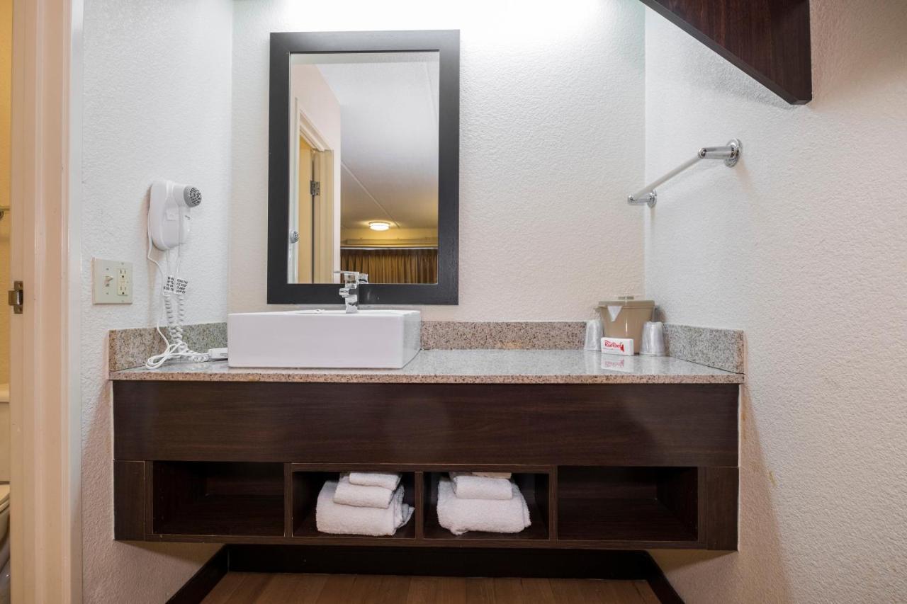 Red Roof Inn Cincinnati Northeast - Blue Ash Bagian luar foto