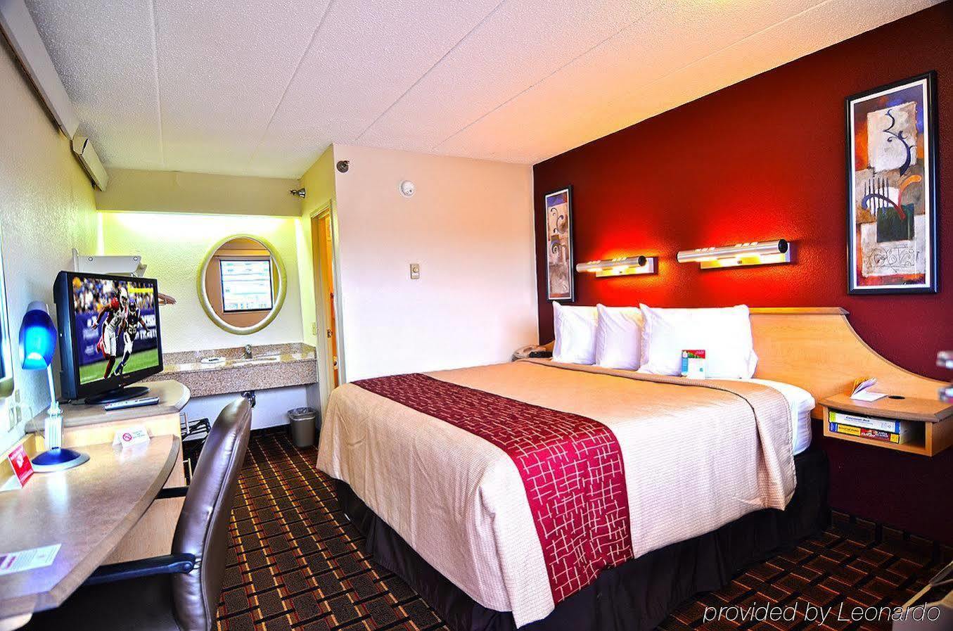 Red Roof Inn Cincinnati Northeast - Blue Ash Bagian luar foto